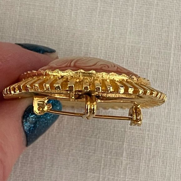 Vintage Style Cameo Brooch Pin Pendant Resin on Goldtone Oval 1.5 in x 2 in - Picture 4 of 9